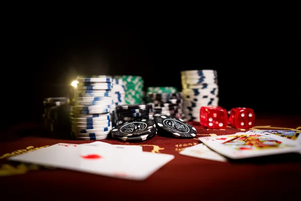 SPINARA Live Casino — Join thrilling real-dealer tables A professional dealer in a tuxedo greeting players at the roulette table, symbolizing the authentic live casino feel at SPINARA.